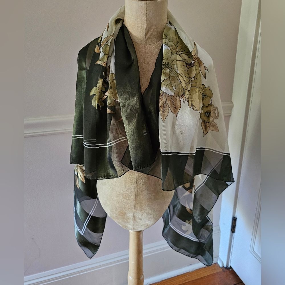 Ladies Scarf 39x40 Excellent Condition!